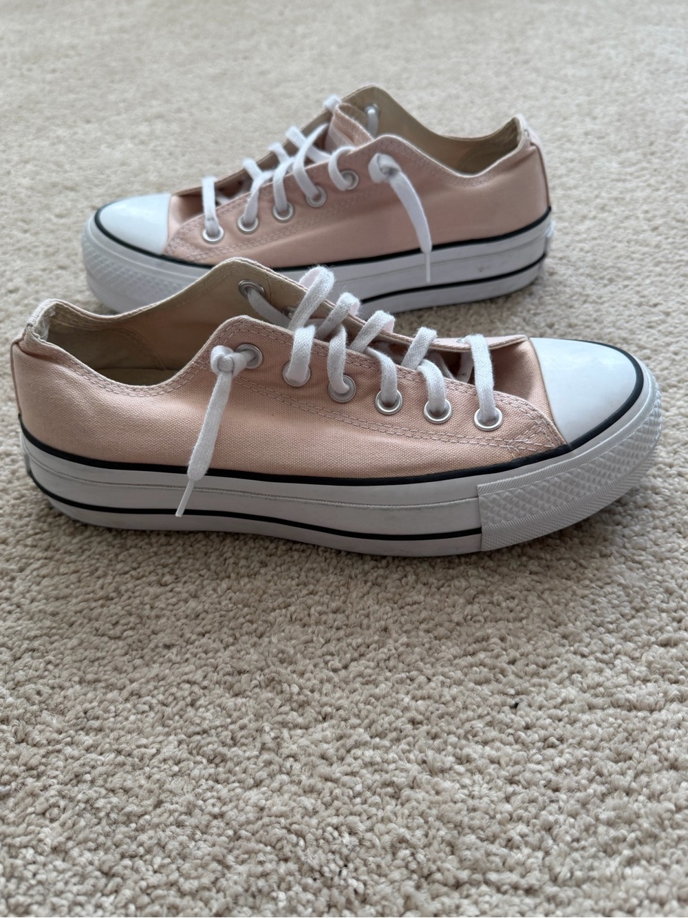 Converse classic pink blush canvas low-top platform sneakers Size 8